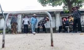 Phụ nữ làng đi dép nhựa, đội nón lá vung gậy chơi môn thể thao quý tộc châu Âu