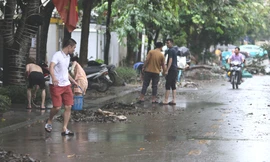 Người dân khu 'biệt thự triệu đô' vội vã dọn dẹp, khắc phục mưa lũ