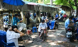 Người dân Hà Nội xếp hàng, chờ nhiều giờ để cắt tóc