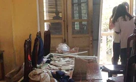 Hình ảnh tại phòng học lớp 12A12 trường THPT Trần Nhân Tông sau vụ sập vữa trần nhà ngày 20/3