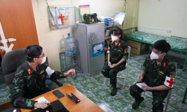 BS. Nguyễn Đức Hiếu cùng nhóm điều trị F0 tại nhà trao đổi chuyên môn. Ảnh: TTXVN