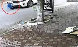 Lái ô tô đâm gãy chân đối thủ vì... chiếc điện thoại