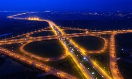 Trong mạng lưới giao thông hiện đại bao quanh trung tâm Hà Nội mới hình thành trong những năm gần đây, cầu vượt Vĩnh Ngọc (Đông Anh) là giao lộ bề thế mới nhất. Đây là điểm giao cắt giữa Quốc lộ 5 và trục đường Võ Nguyên Giáp - Võ Chí Công nối từ sân bay 