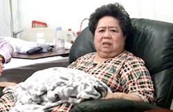 Hiện bà Phấn đang nằm chăm sóc tại bệnh viện Tân Hưng, quận 7