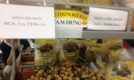 Nhãn chín muộn của huyện Hoài Đức (Hà Nội) có giá 30.000 đồng/kg vẫn ít người mua. Ảnh: Kiều Vui