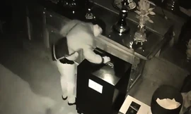 Tên trộm bình tĩnh đứng đếm tiền ngay tại hiện trường