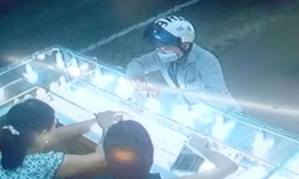 Cướp tiệm vàng rút dao đe dọa người truy đuổi để thoát thân