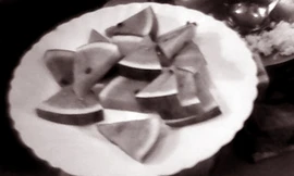 Đĩa dưa hấu tráng miệng có 15 miếng cho 15 cháu. Trong khi tiền hoa quả tráng miệng được nhà trường thống kê là chi 60.000 đồng/ngày. Ảnh: T.L