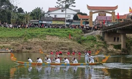 Nghìn người đổ xô đi xem đua thuyền rồng trên sông Ngàn Phố