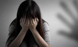 Bị ngăn cản đi chơi, con gái tố bố đẻ xâm hại tình dục