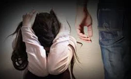 Cô gái trẻ khi đi ăn tối về đã bị người bạn quen biết kéo vào khách sạn và giở trò. Ảnh minh họa