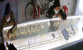 Yến (khoanh tròn đỏ) bị camera tiệm vàng ghi lại lúc trộm vàng. Ảnh: Cắt từ camera