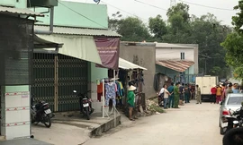 Công an đưa bị can Diễm trở lại phòng trọ để thực nghiệm hiện trường