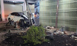 Nữ tài xế tông sập hiên nhà khi chở chồng đi nhậu trở về, con trai 6 tuổi bị thương