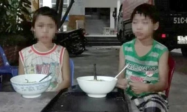 Hai trẻ em được chăm sóc tại một cơ sở bảo trợ ở TP.HCM