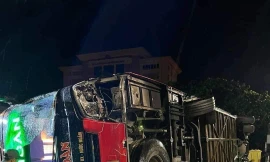 Hé lộ nguyên nhân xe khách lật tại Ninh Bình, ít nhất 4 người tử vong