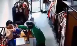 Cướp mặc áo GrabBike, xịt hơi cay chủ shop lấy tài sản