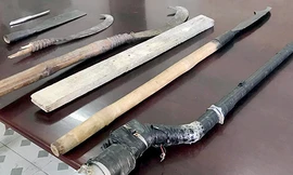 Nhiều hung khí được thu giữ. Ảnh: Công an cung cấp