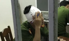 Một cảnh sát bị kẻ nghi ngáo đá tấn công ngay tại trụ sở