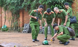 Cảnh sát khám nghiệm hiện trường nạn nhân bị tấn công