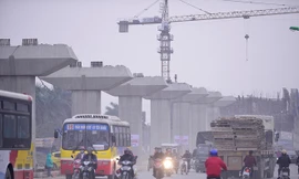 Khu vực này là nơi thi công điểm cuối tuyến đường sắt trên cao Cát Linh - Hà Đông và công trình cải tạo quốc lộ 6A. Mỗi ngày có hàng nghìn phương tiện chạy qua khiến đoạn đường dài hơn 500 m thường xuyên bụi bặm