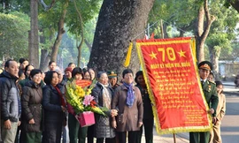 Hà Nội: Dòng người xếp hàng viếng Đại tướng Võ Nguyên Giáp