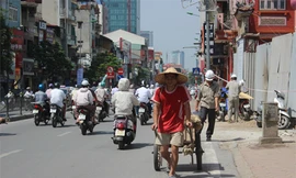 Người lao động làm việc dưới cái nắng gay gắt...