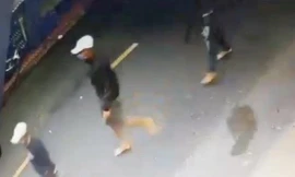 Nhóm thanh niên mang hung khí truy sát người tại tiệm cầm đồ. Ảnh: cắt từ clip