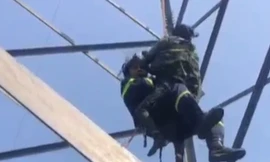 Cứu người phụ nữ 63 tuổi trèo lên cột điện cao 25m ở Hà Nội