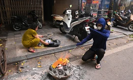 Người dân đua nhau đốt vàng mã cúng rằm tháng 7 trên vỉa hè phố cổ Hà Nội