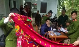 Công an khám nghiệm hiện trường, điều tra vụ án. Ảnh: Vietnamnet