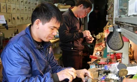 Anh Mười làm thợ khóa 25 năm, có thể mở tất cả các loại khóa