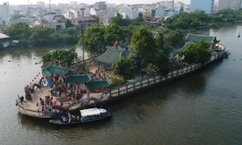 Ngôi miếu giữa sông ở Sài Gòn tấp nập người viếng đầu năm