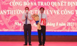 Bí thư Tỉnh uỷ Khánh Hoà Nguyễn Hải Ninh (bên trái ảnh) trao quyết định cho ông Hồ Văn Mừng. Ảnh Xuân Thành/Boá Khánh Hoà.