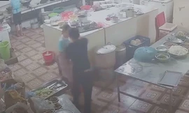 Kinh hoàng cảnh nữ phụ bếp bị tạt axit bỏng mặt, hỏng một bên mắt