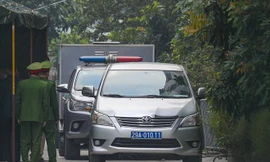 Xe chuyên dụng đưa các bị cáo tới tòa