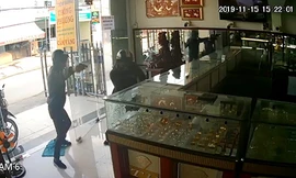 Lực và Ayũn cướp tiệm vàng. Ảnh cắt từ video