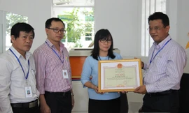 Lãnh đạo Điện lực Đà Nẵng trao giấy khen, tuyên dương hành động đẹp của chị Anh. Ảnh: Ngọc Lâm