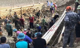 Huy động hàng trăm người đào bùn bới đất tìm chủ homestay bị nước xoáy cuốn trôi