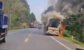 Cháy xe khách chở đoàn người đi dự đám cưới 