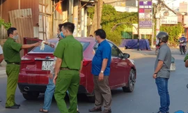 Cảnh sát khám nghiệm hiện trường. Ảnh: VnExpress