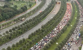 Ùn tắc nghiêm trọng trên Đại lộ Thăng Long: Yêu cầu chủ đầu tư dỡ rào thi công 