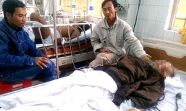 Nạn nhân L. đang cấp cứu tại bệnh viện