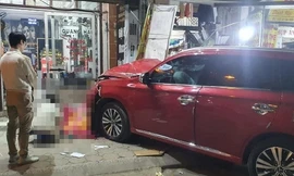 Ô tô tông liên hoàn trước cổng Học viện Tài chính, 2 người đi bộ thương vong