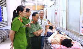 Công an tỉnh Bình Dương thăm hỏi, tặng quà hai người dân