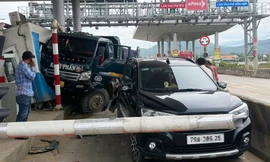 Xe tải tông ô tô khi vào trạm thu phí, 2 nhân viên bị thương