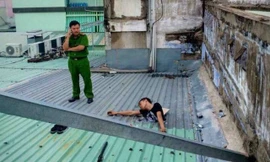 Bức ảnh lan truyền trên mạng kèm theo chú thích nam thanh niên đục mái tôn ăn trộm và bị điện giật tử vong