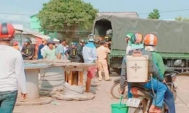 Cảnh sát khống chế Sinh đưa lên xe