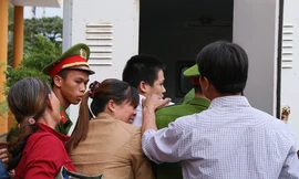 9 nam sinh cưỡng bức bạn gái