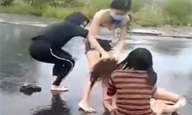 2 cô gái dắt theo khoảng 20 người dàn trận hỗn chiến vì mâu thuẫn trên Facebook